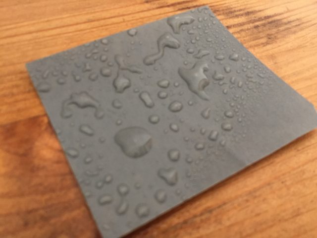 耐水ペーパー湿らせる